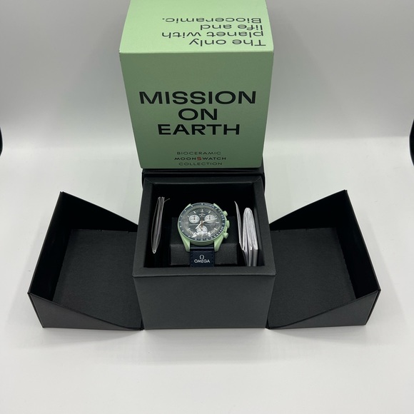 Omega x Swatch Moonswatch Speedmaster Mission on Earth - Picture 3 of 3